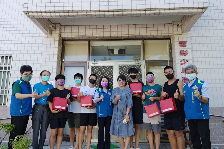 姚處長與畢業雲彩少年合照_0.jpg