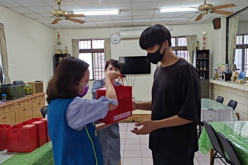 姚處長頒發畢業禮品給雲彩少年_0.jpg