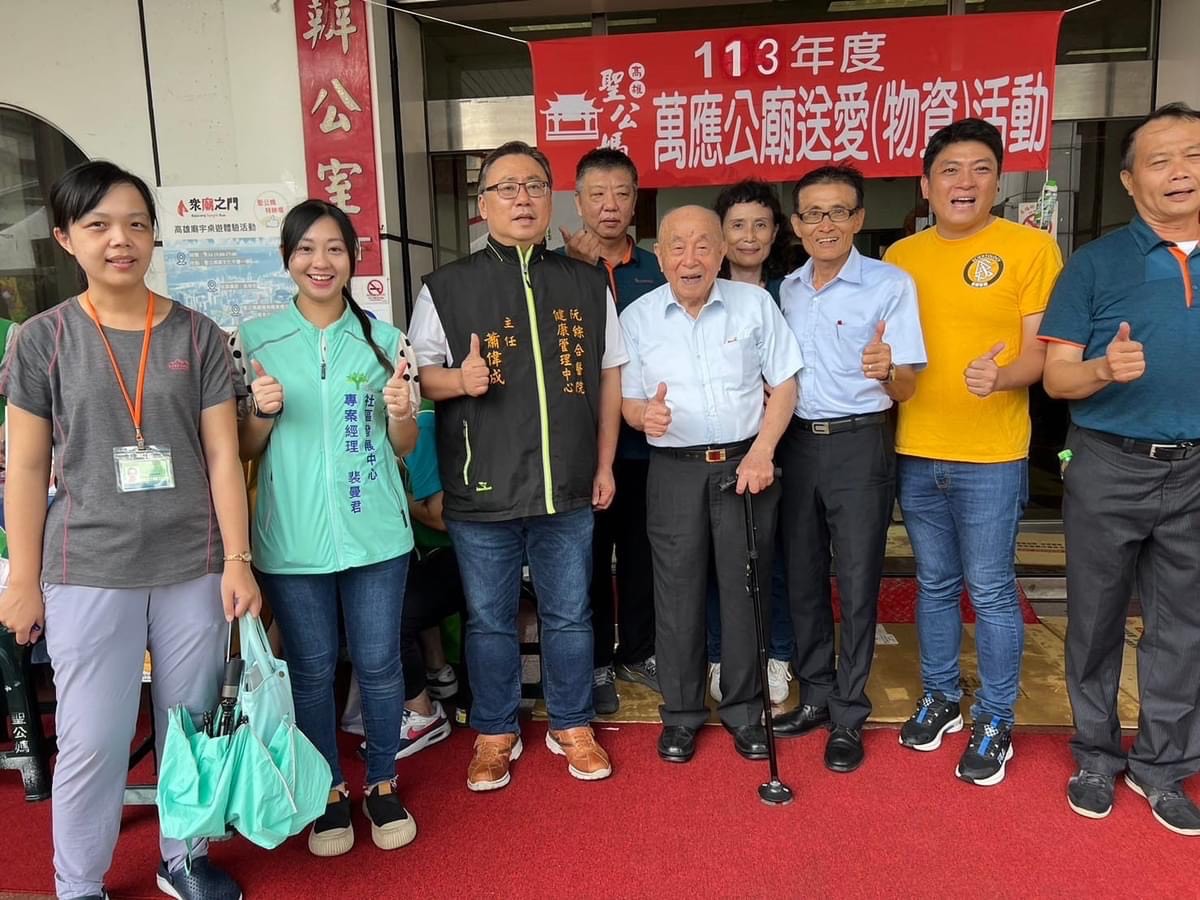苓雅寮萬應公廟李文振主委跟阮綜合醫院團隊和參與團體代表合照