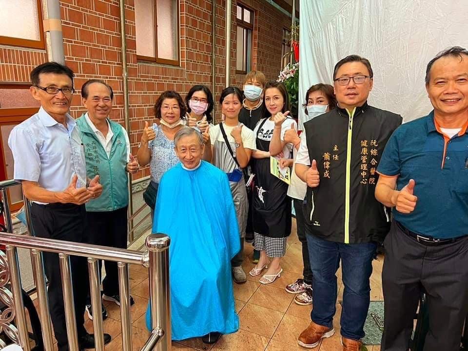 設計師團隊為民眾進行義剪並與廟方合照